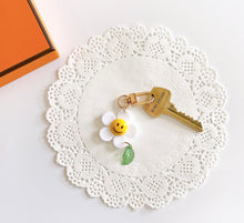 Load image into Gallery viewer, Happy Flower Keychain