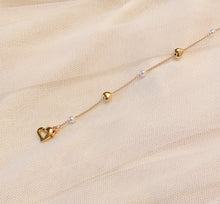 Load image into Gallery viewer, Cute Pearl and Gold Heart Mask Chain Necklace Holder with Heart Clips