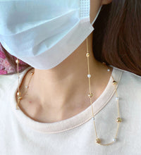 Load image into Gallery viewer, Cute Pearl and Gold Heart Mask Chain Necklace Holder with Heart Clips