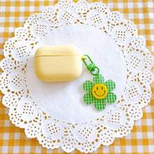 Load image into Gallery viewer, Cute Smiley Flower Keyring (pink, purple, yellow, green)
